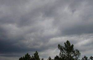 Semana começa com alerta para mais chuva e tempestades no Centro-Sul do Brasil