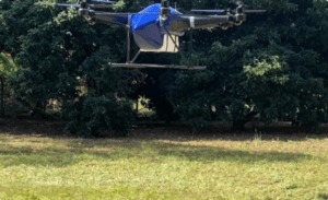 Drone de pulverização agrícola usa sistema de reabastecimento automatizado